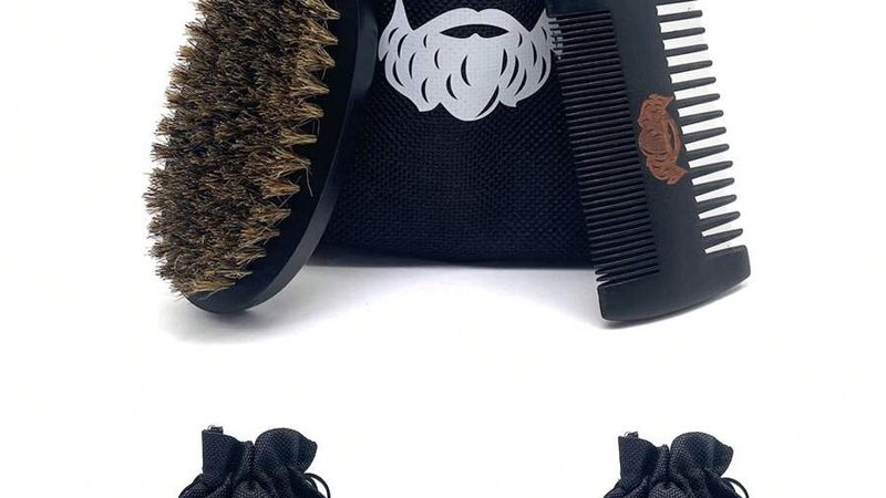 制造业企业在选择招聘外包服务商时，还需关注其合规性。这包括：